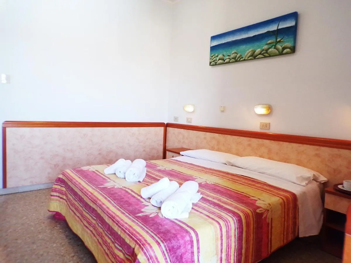 Hotel Crystal - Spiaggia Inclusa Con Pacchetti Personalizzati 3*, Rimini