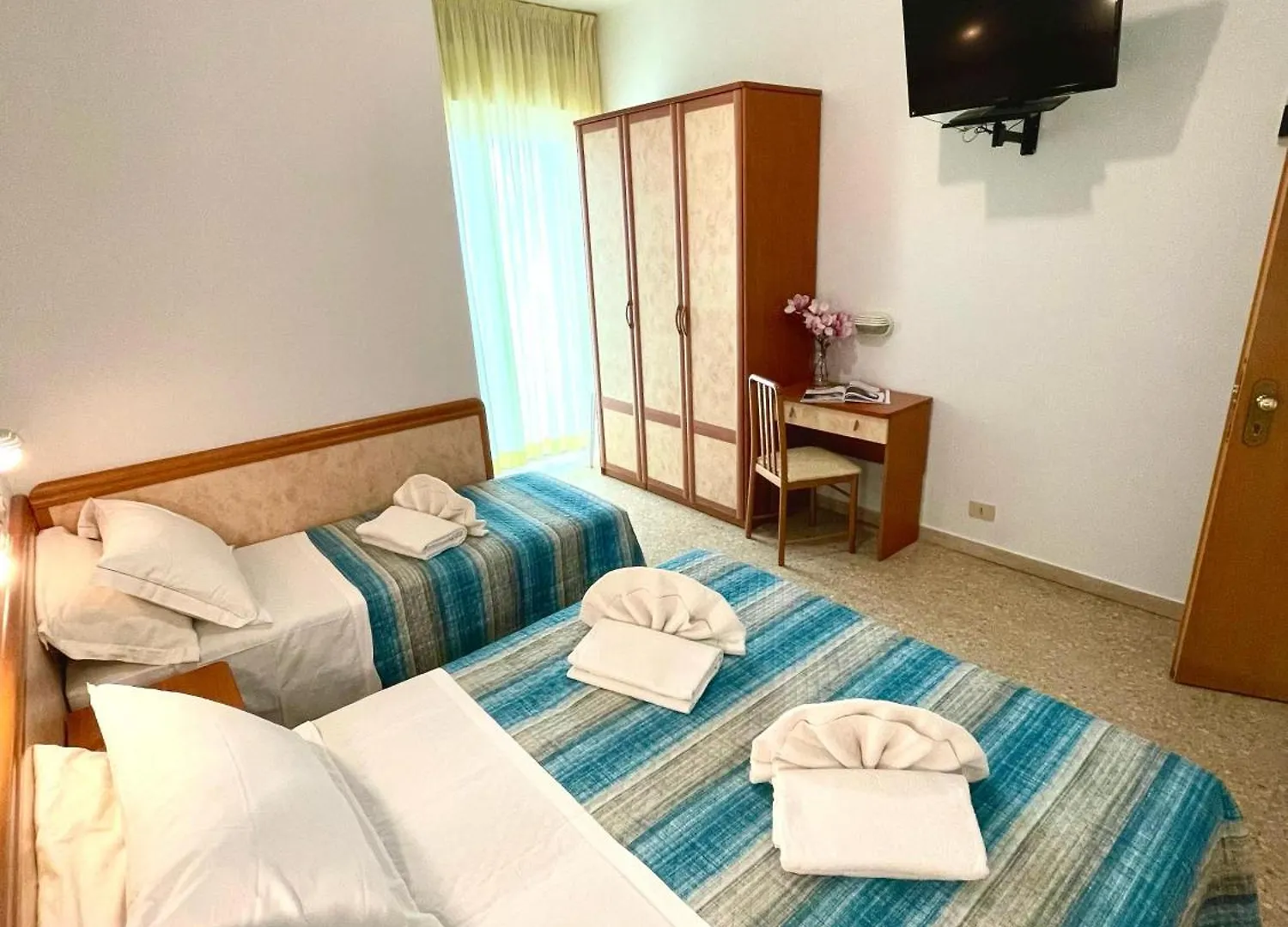 Hotel Crystal - Spiaggia Inclusa Con Pacchetti Personalizzati 3*, Rimini Italy